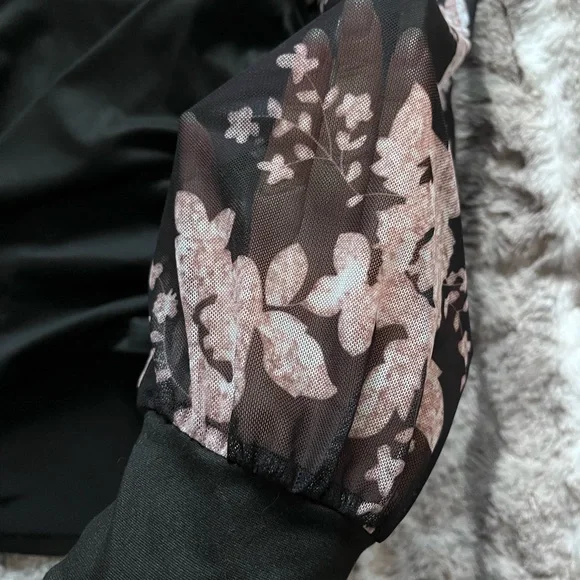 SOLD ⚜️5 for $20 ⚜️ Floral Mesh Sleeve Top - Picture 2 of 4